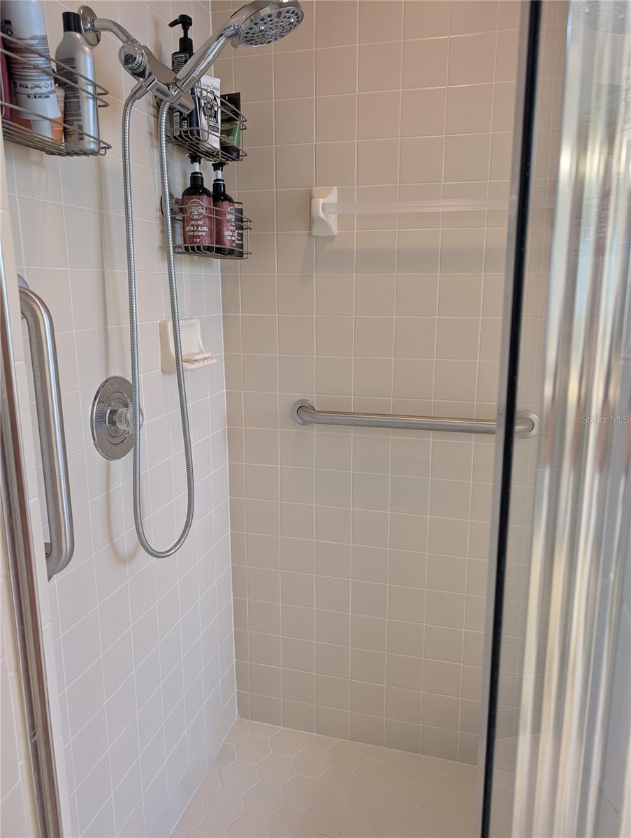 Image 16 of 39 For 214 London Drive