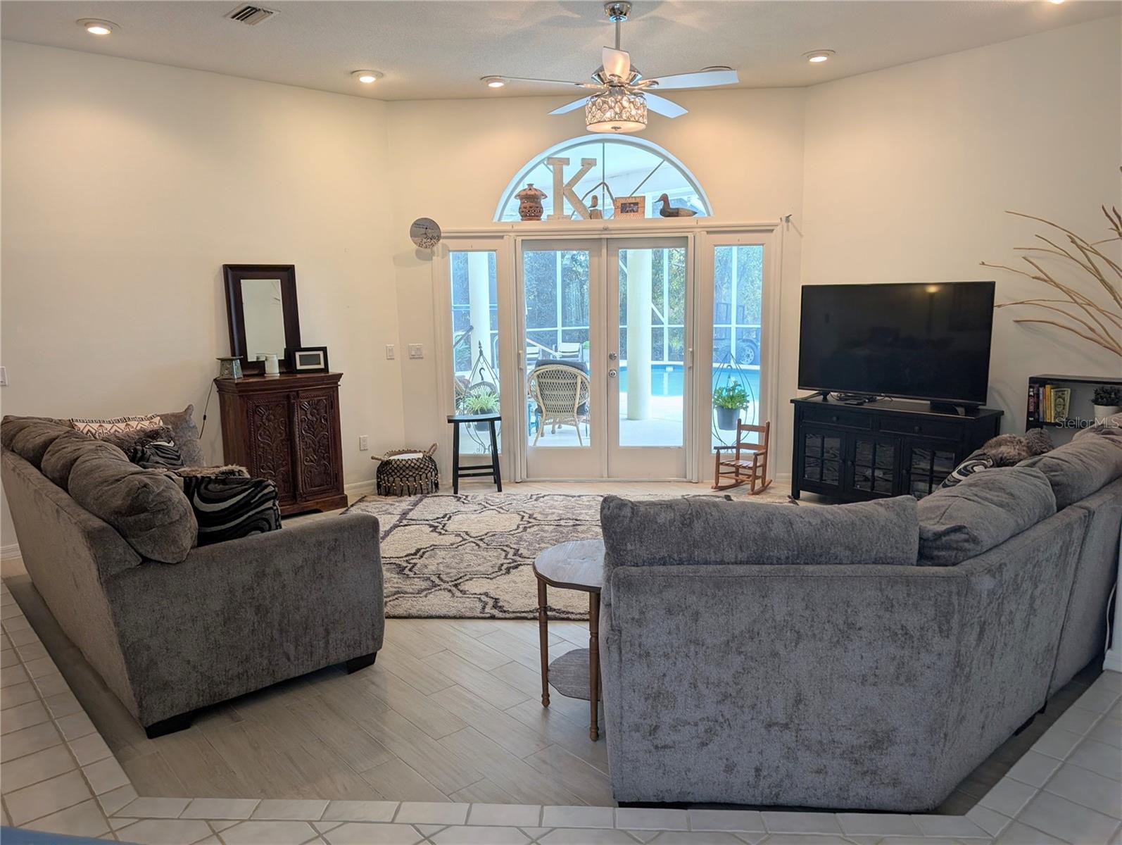 Image 5 of 39 For 214 London Drive