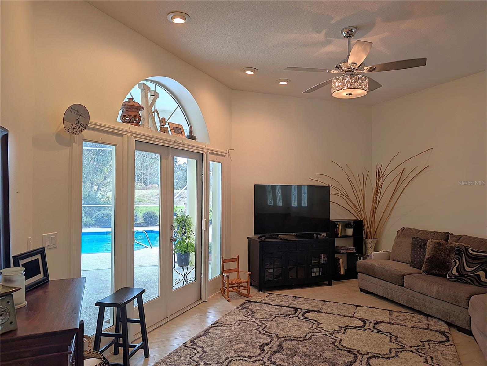 Image 7 of 39 For 214 London Drive