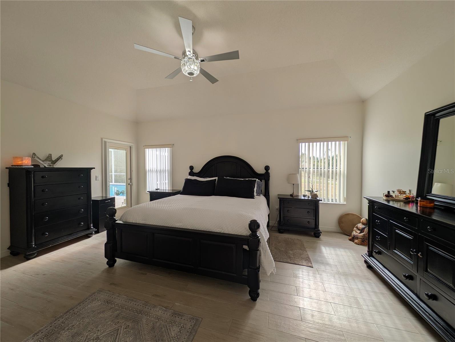 Image 9 of 39 For 214 London Drive