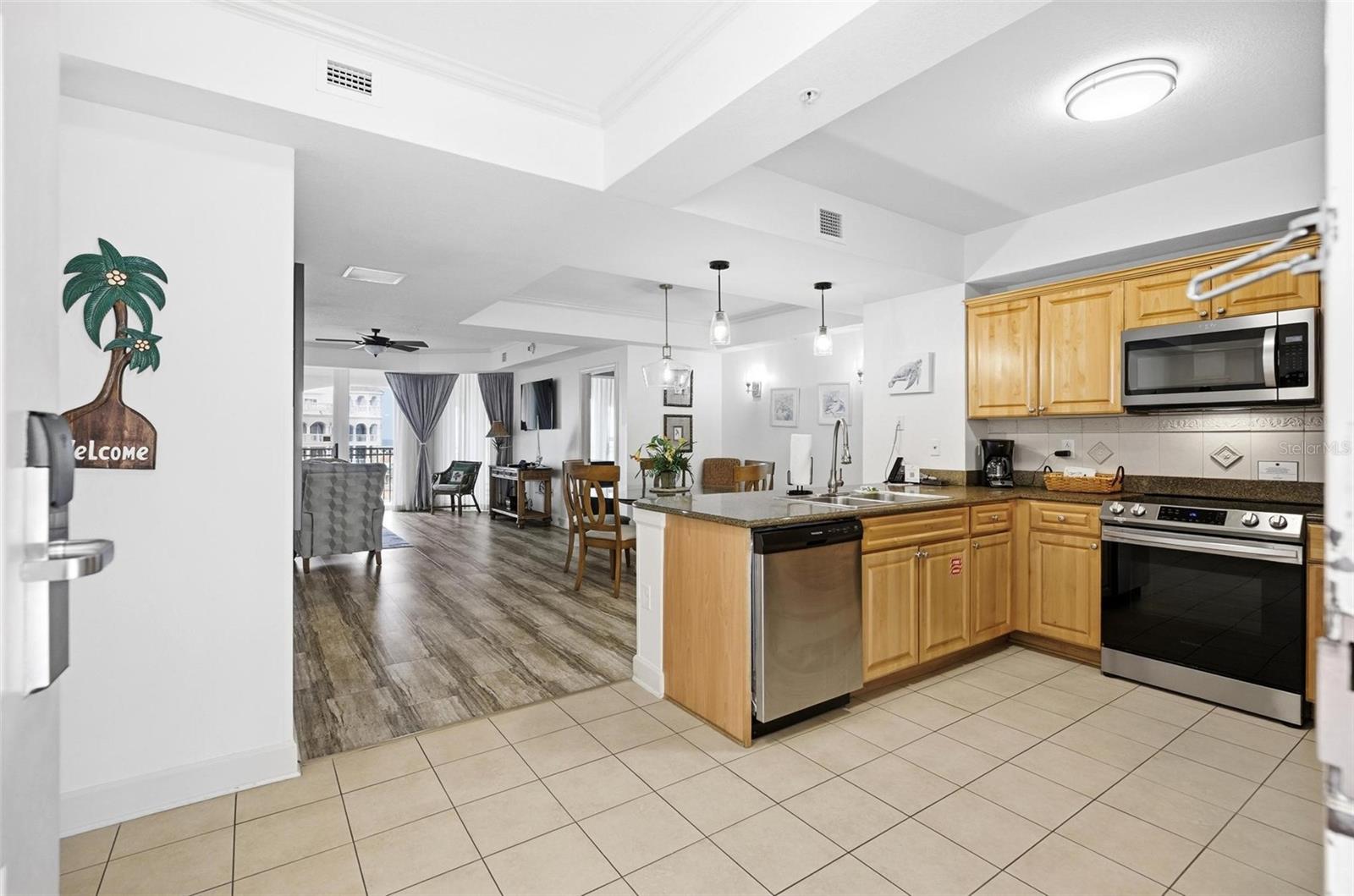 Image 14 of 76 For 200 Ocean Crest Drive 707