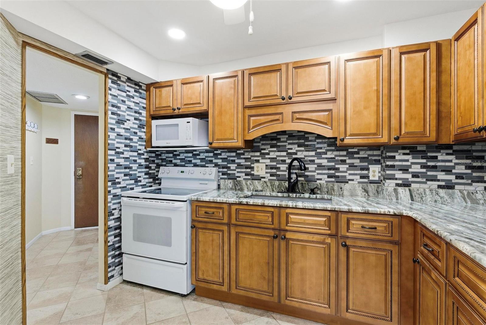 Image 6 of 62 For 925 Halifax Avenue 103