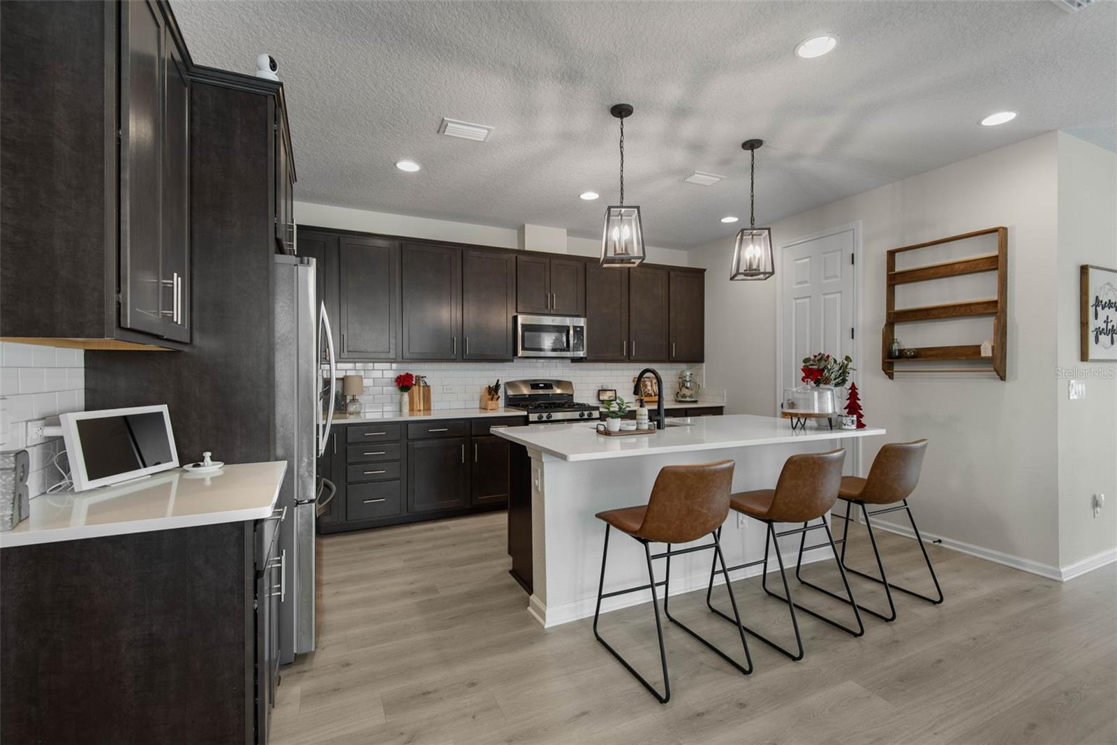 Image 17 of 47 For 143 Alderwood Place