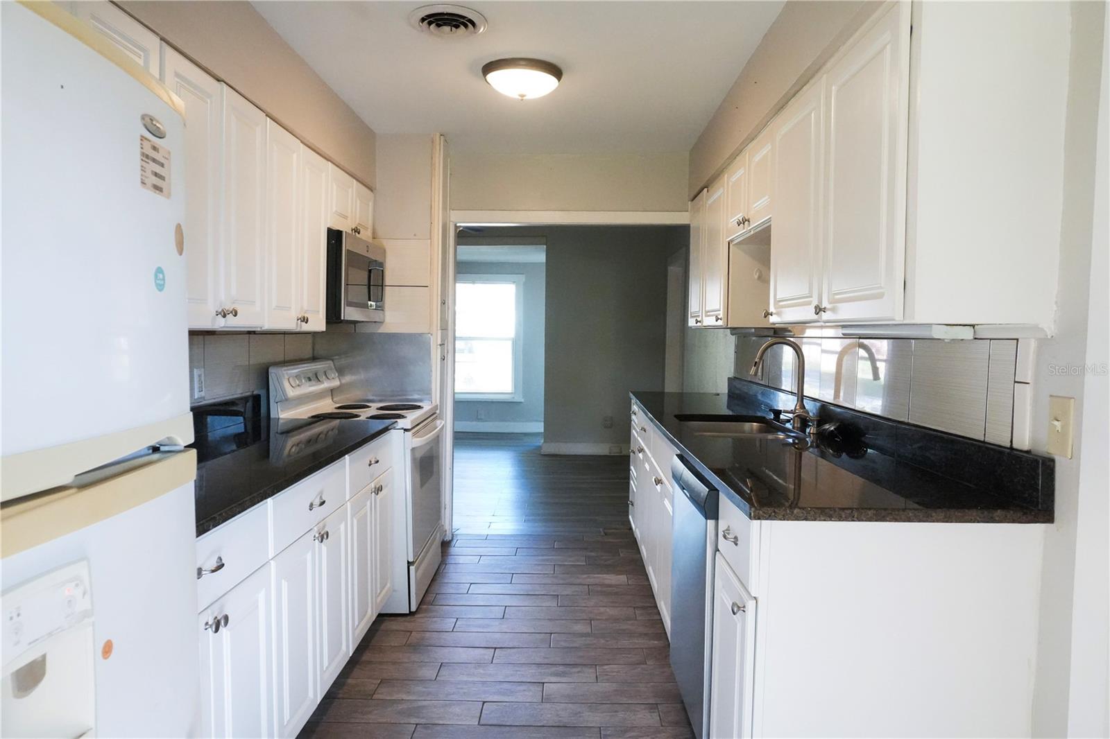 Image 7 of 18 For 608 Bay Avenue