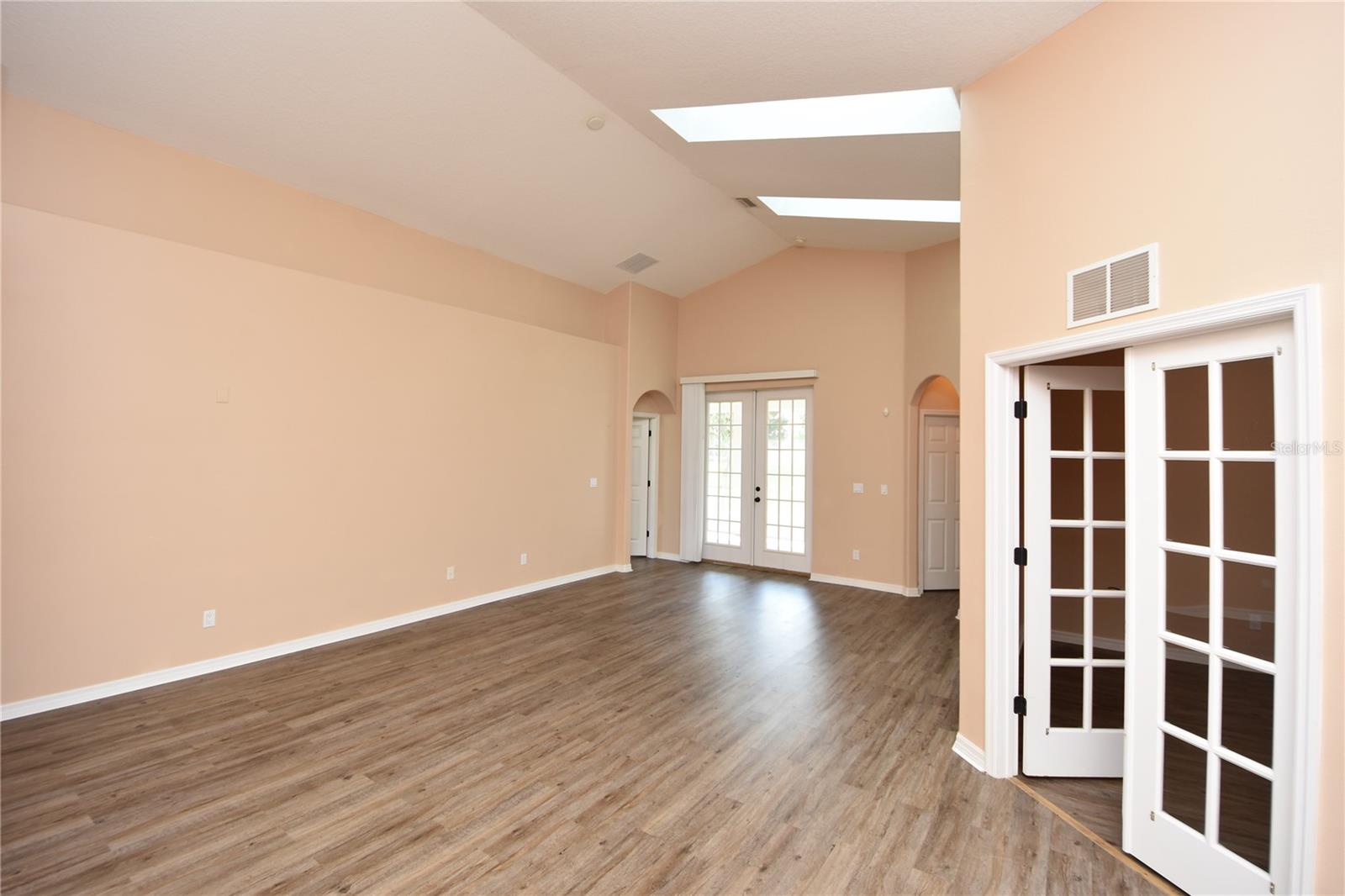 Image 18 of 55 For 8 Rivergate Lane