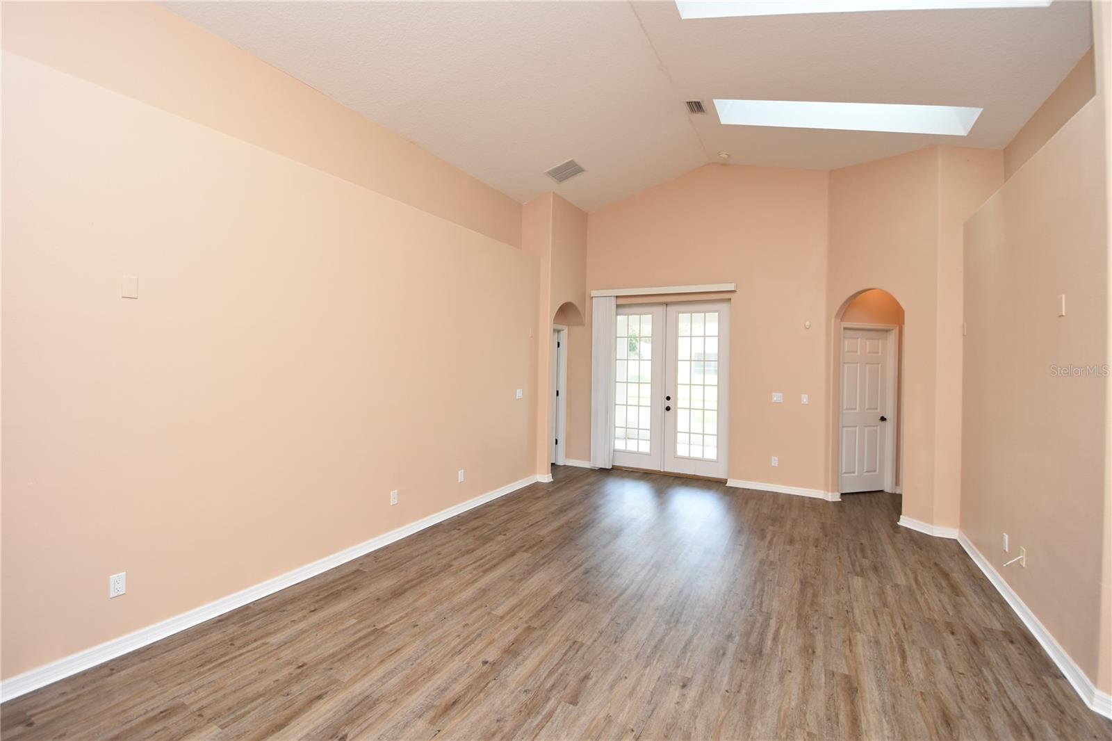 Image 19 of 55 For 8 Rivergate Lane