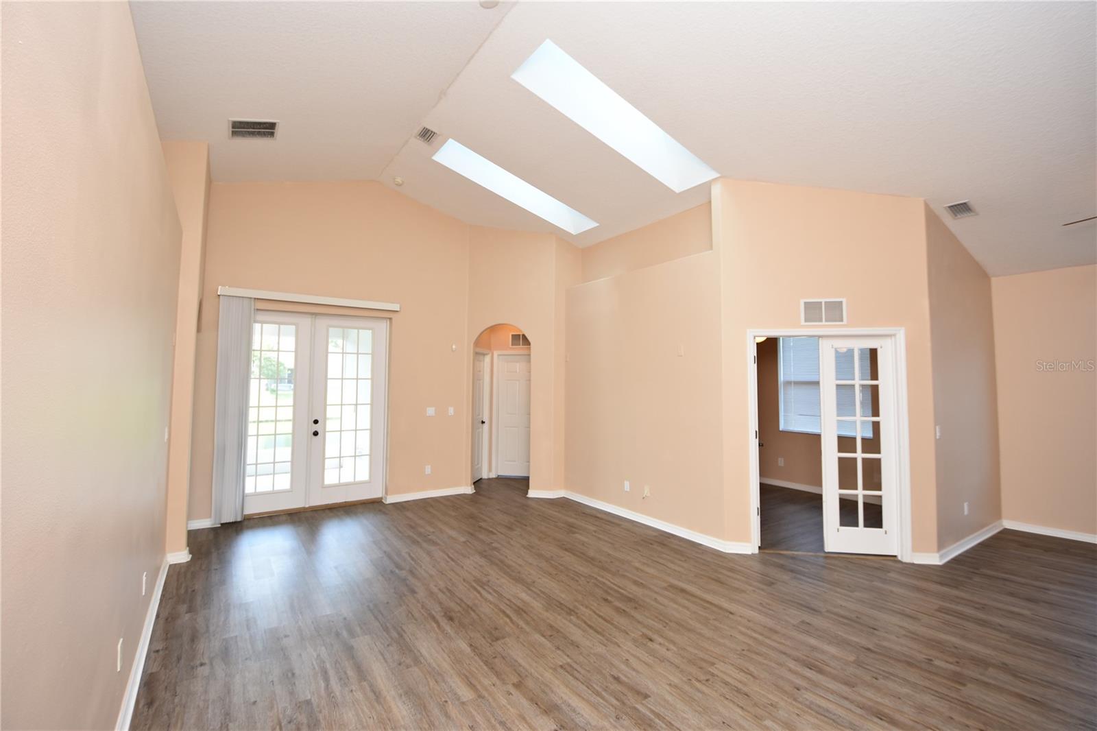 Image 20 of 55 For 8 Rivergate Lane