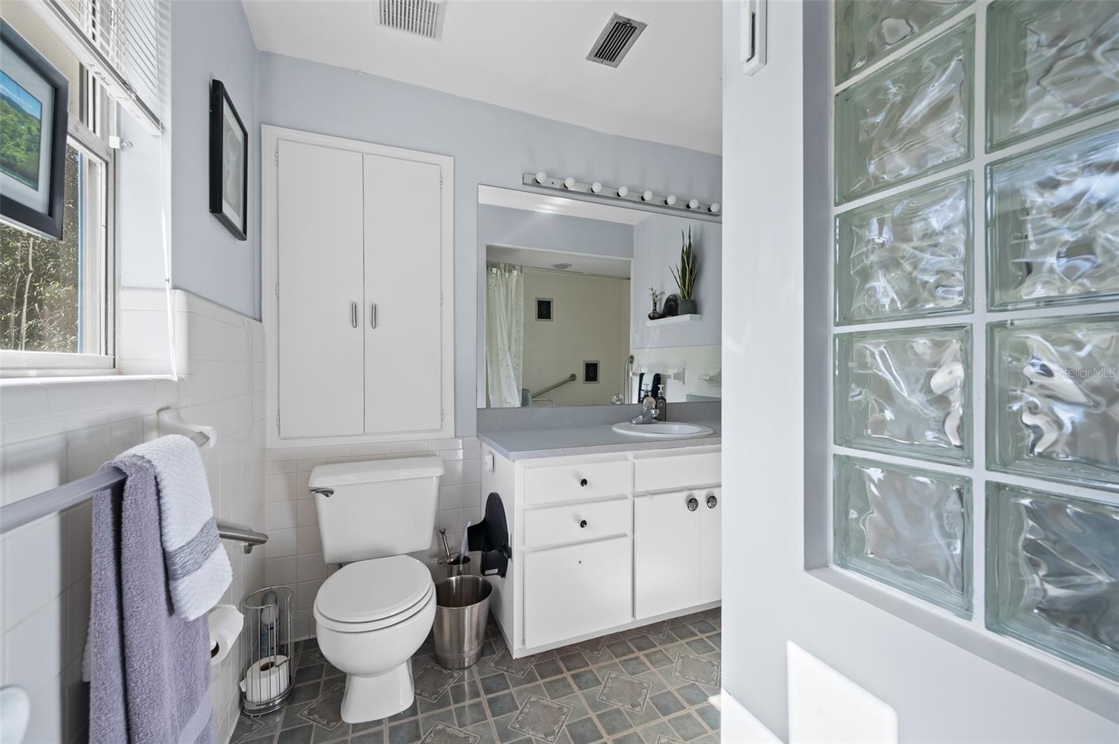 Image 20 of 39 For 2238 16th Avenue