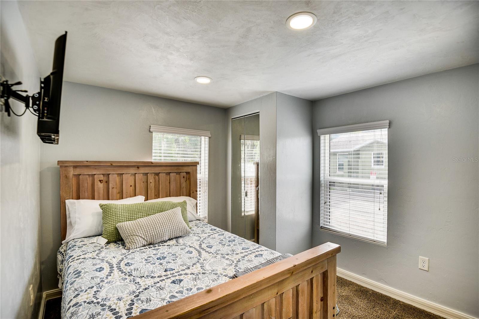 Image 11 of 47 For 572 Magnolia Avenue