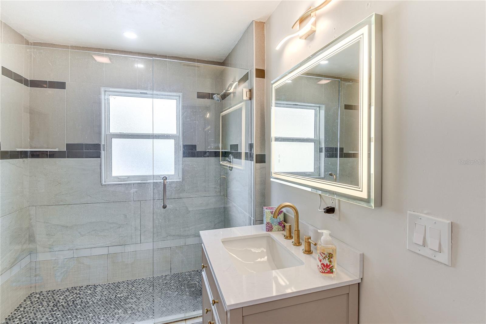 Image 28 of 47 For 572 Magnolia Avenue