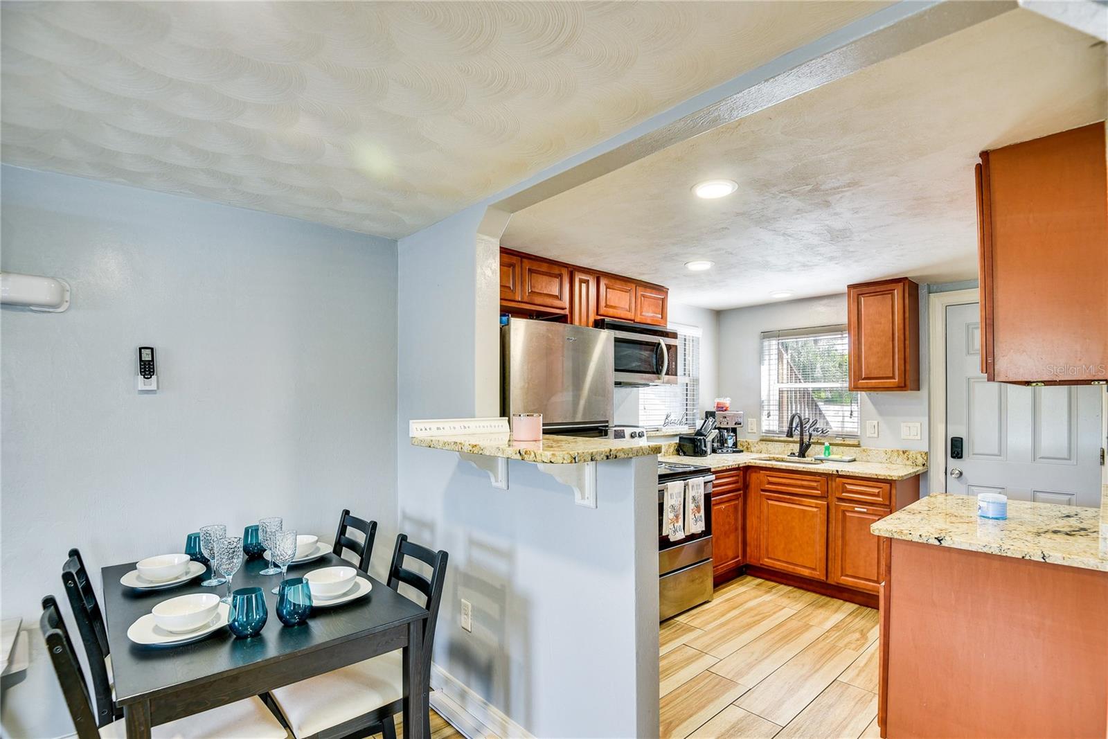 Image 8 of 47 For 572 Magnolia Avenue