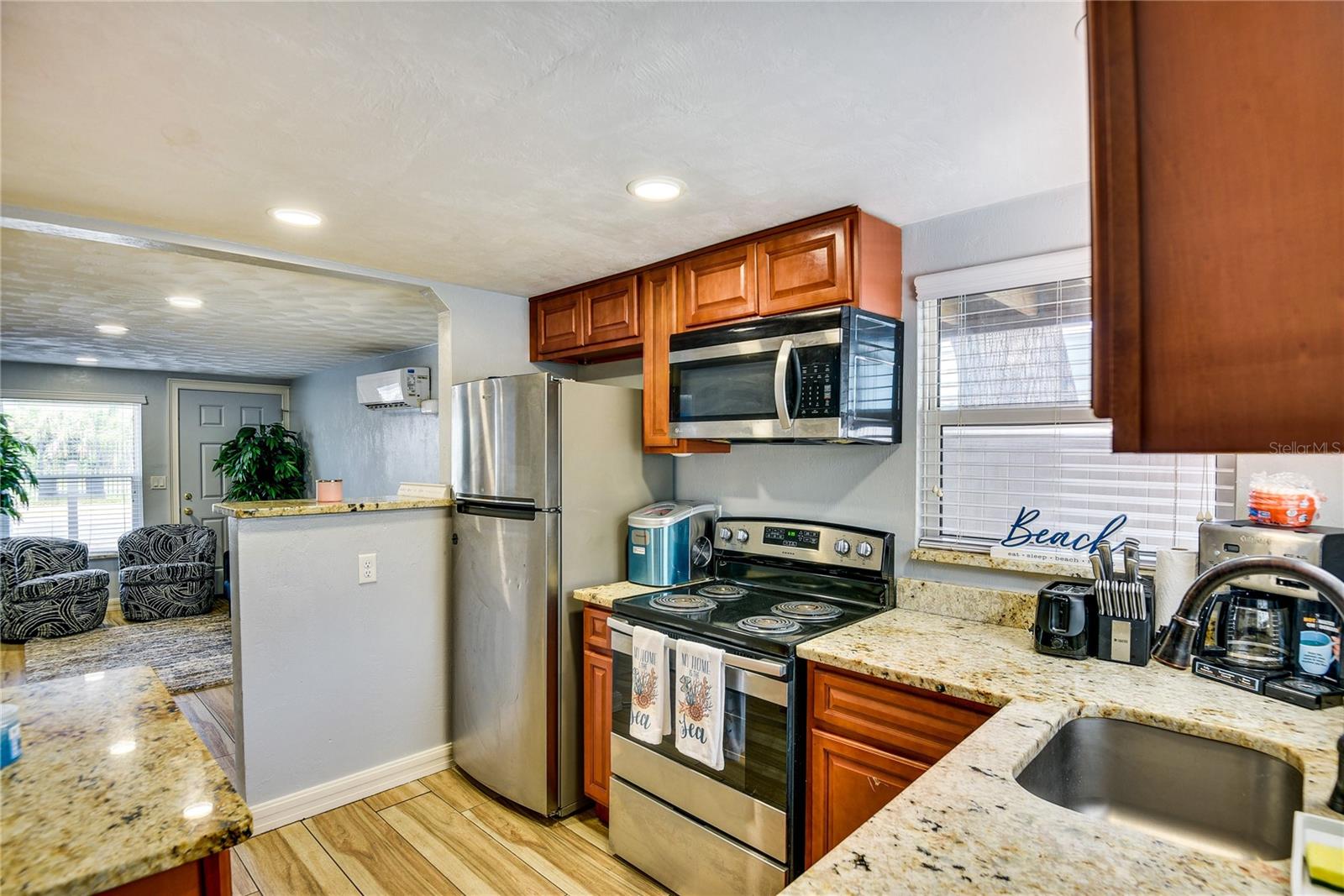 Image 9 of 47 For 572 Magnolia Avenue