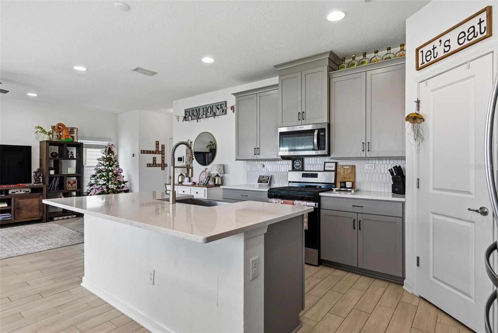 Image 17 of 58 For 296 Bermudez Way Way