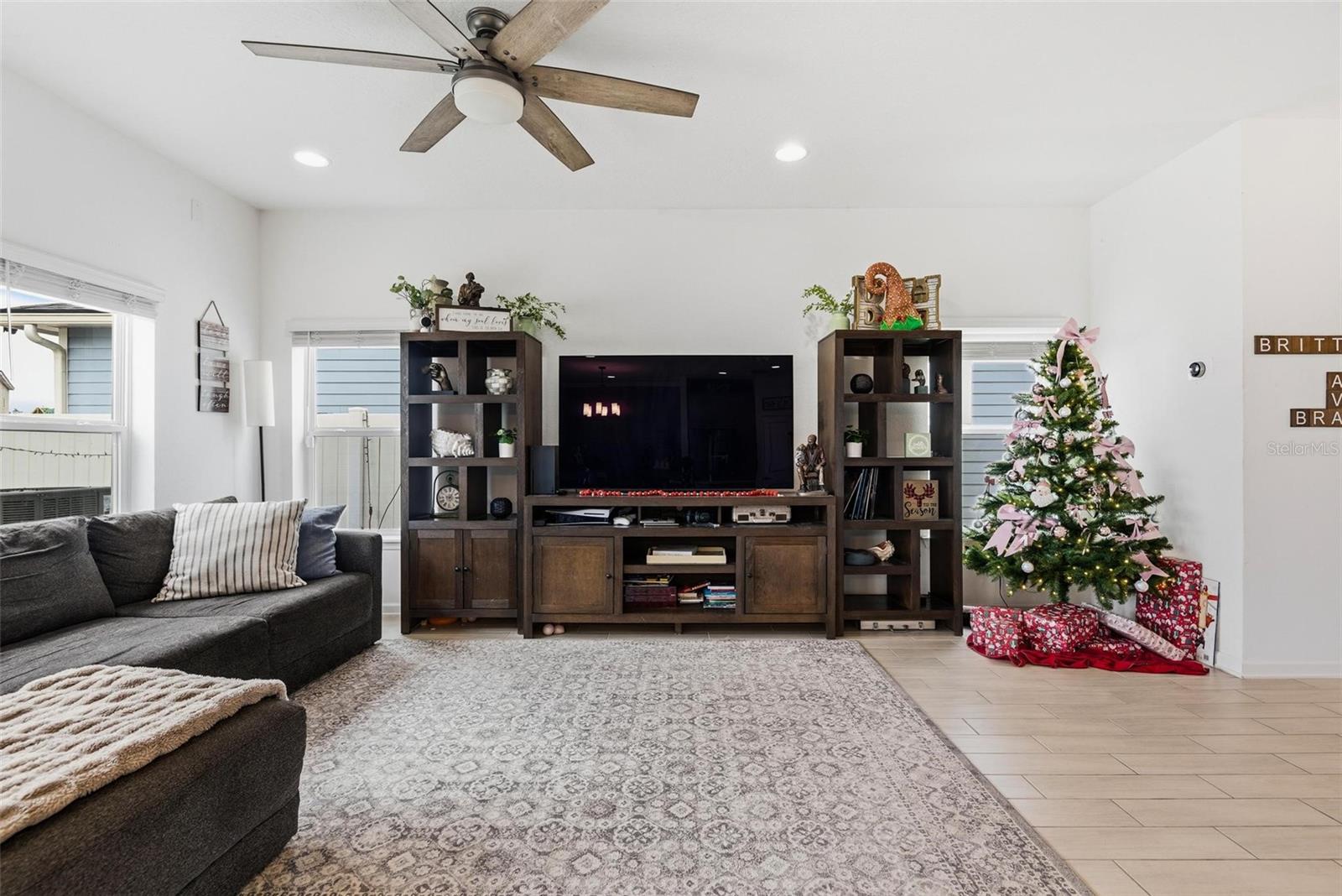 Image 20 of 58 For 296 Bermudez Way Way