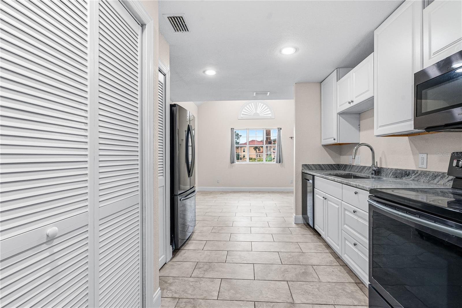 Image 4 of 40 For 44 Captains Walk