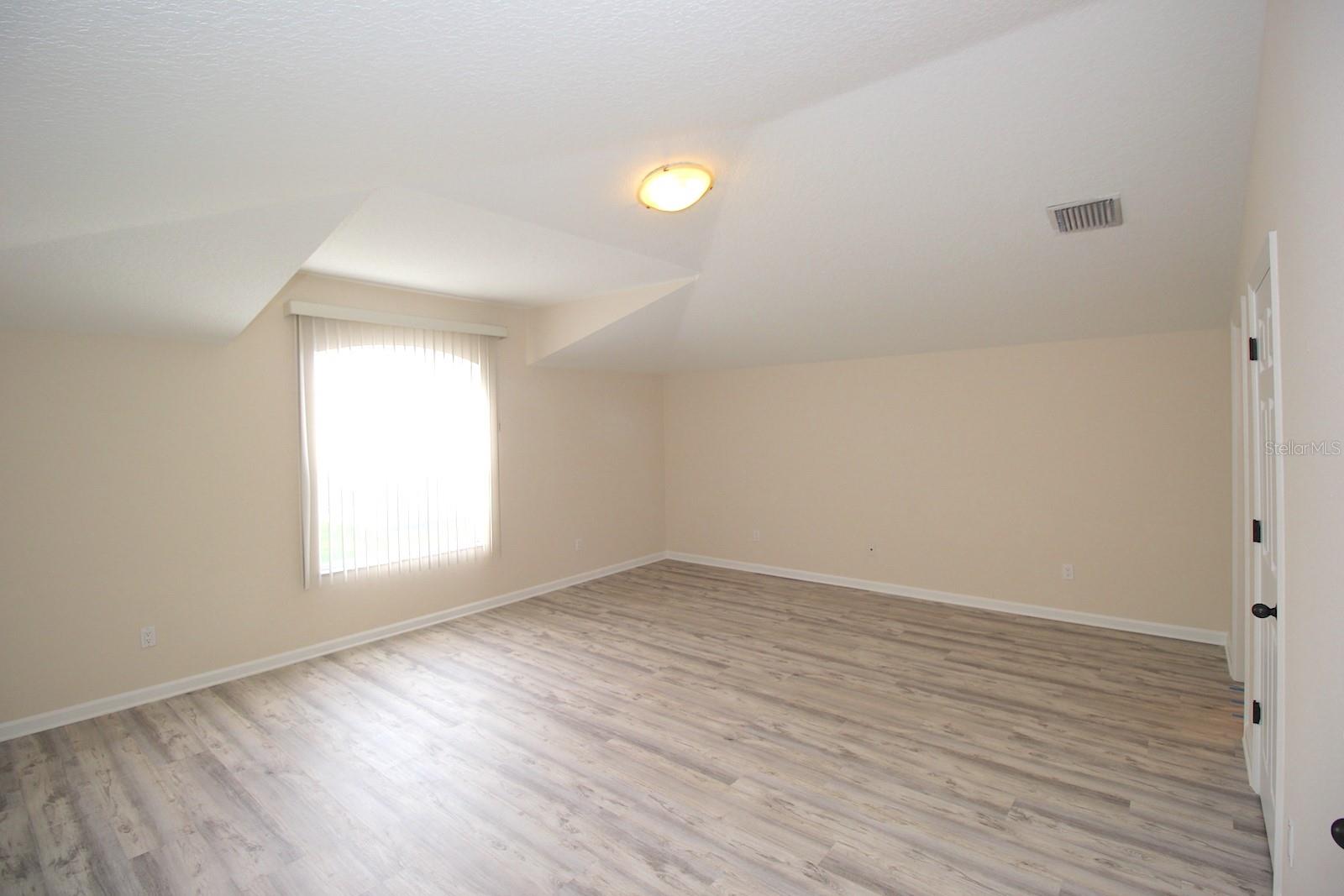 Image 27 of 34 For 60 Raintree Circle