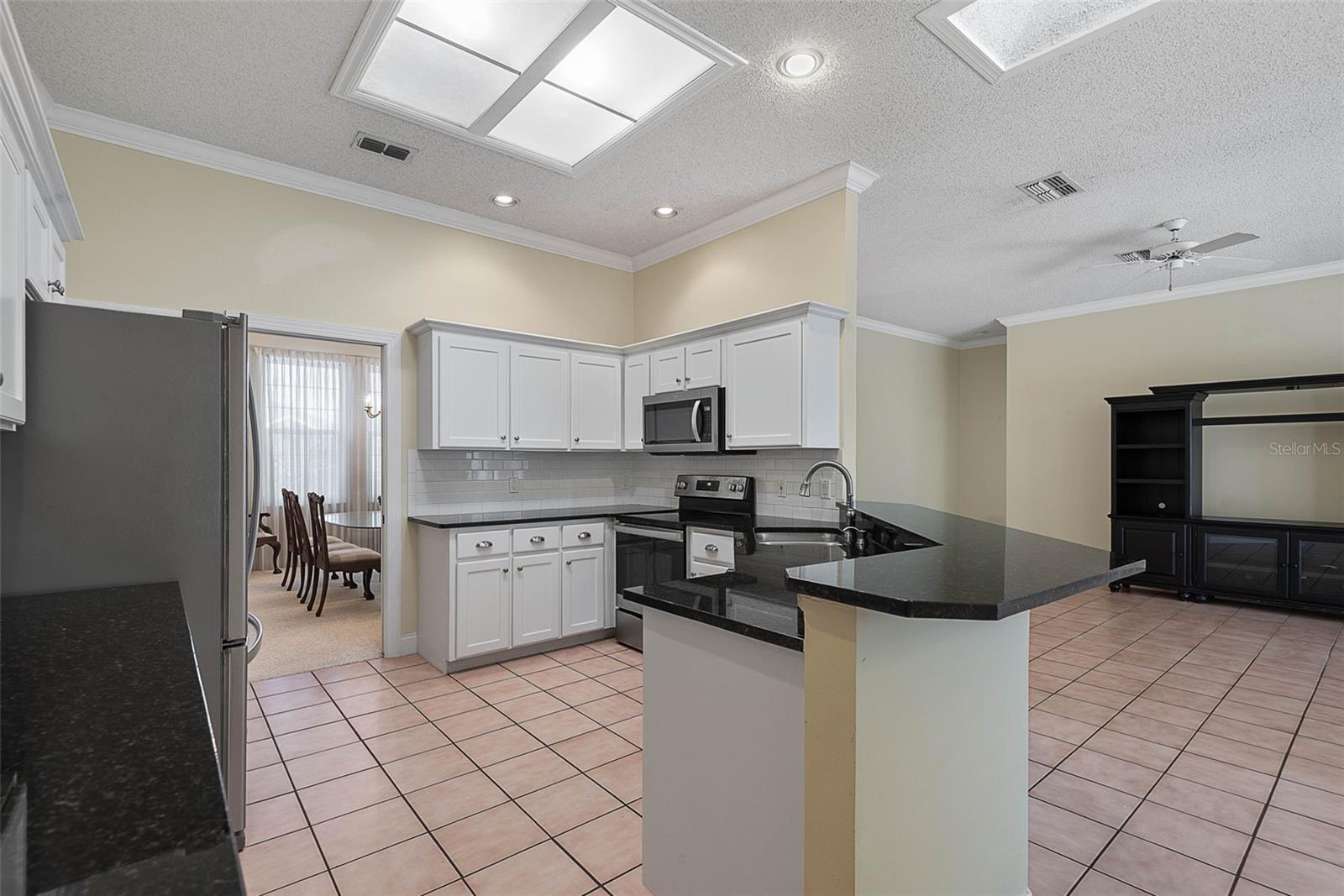 Image 19 of 68 For 325 Lambert Avenue