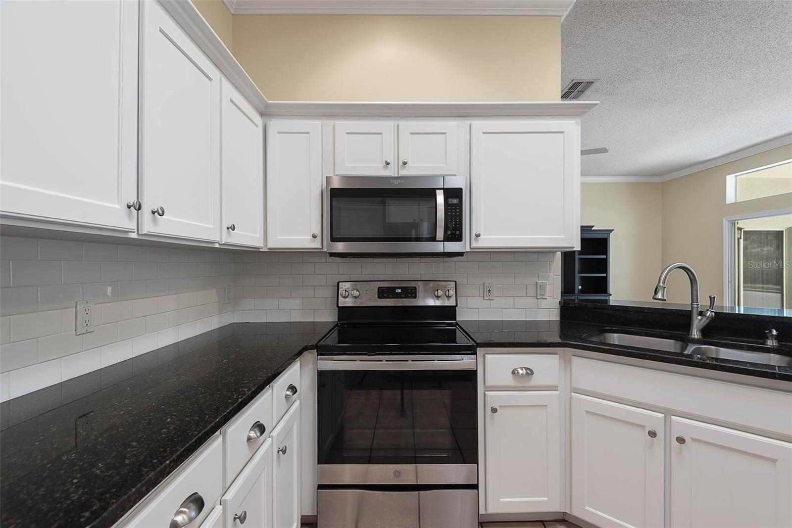 Image 21 of 68 For 325 Lambert Avenue