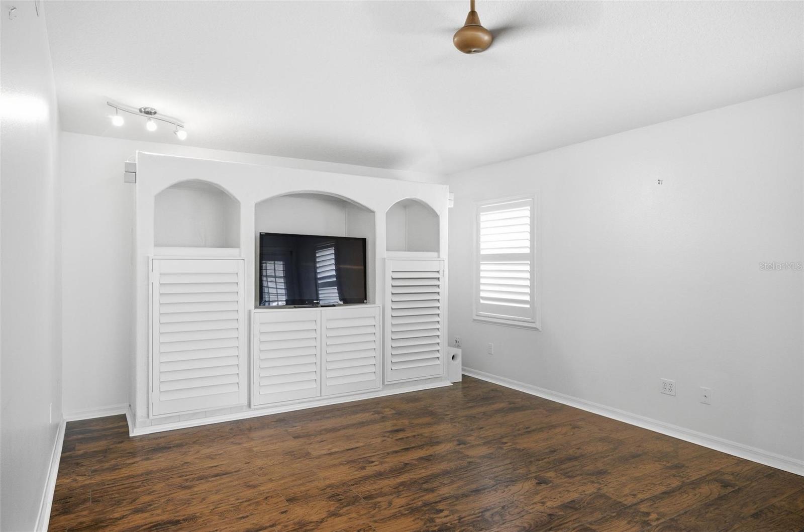 Image 15 of 56 For 1 Walton Place