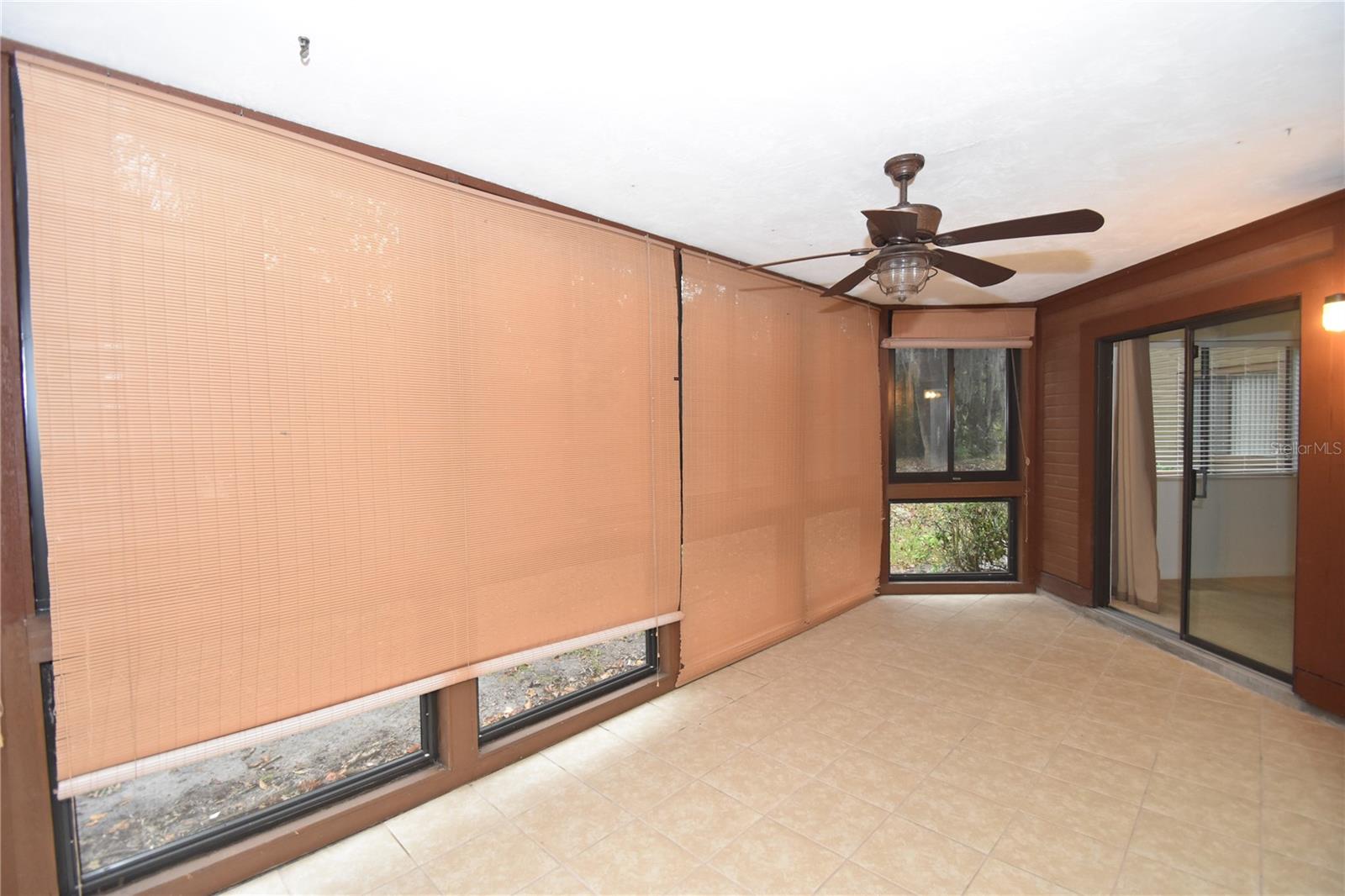 Image 21 of 41 For 11 Surrey Court 11