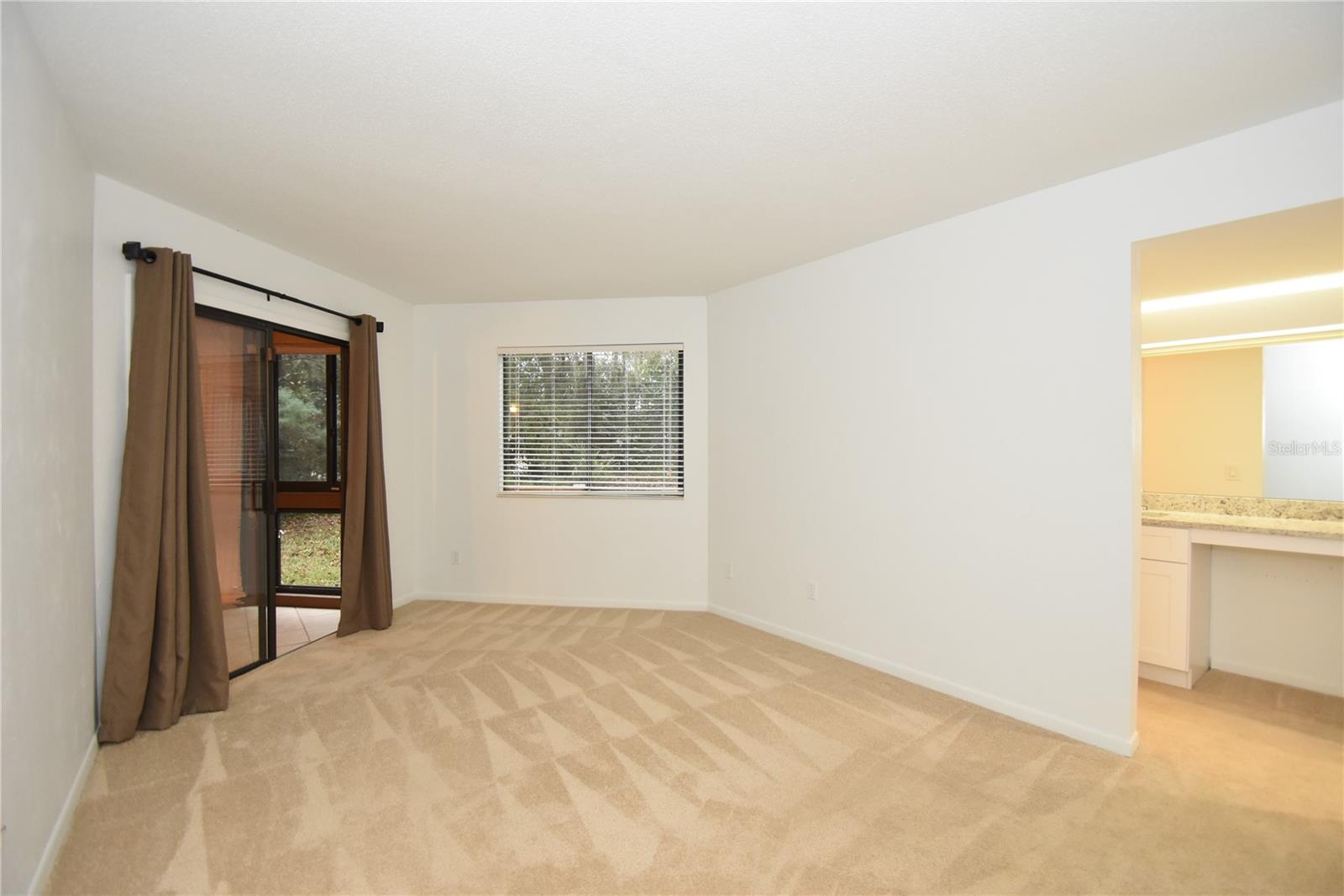 Image 25 of 41 For 11 Surrey Court 11