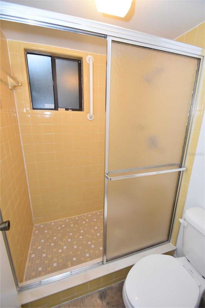 Image 31 of 41 For 11 Surrey Court 11