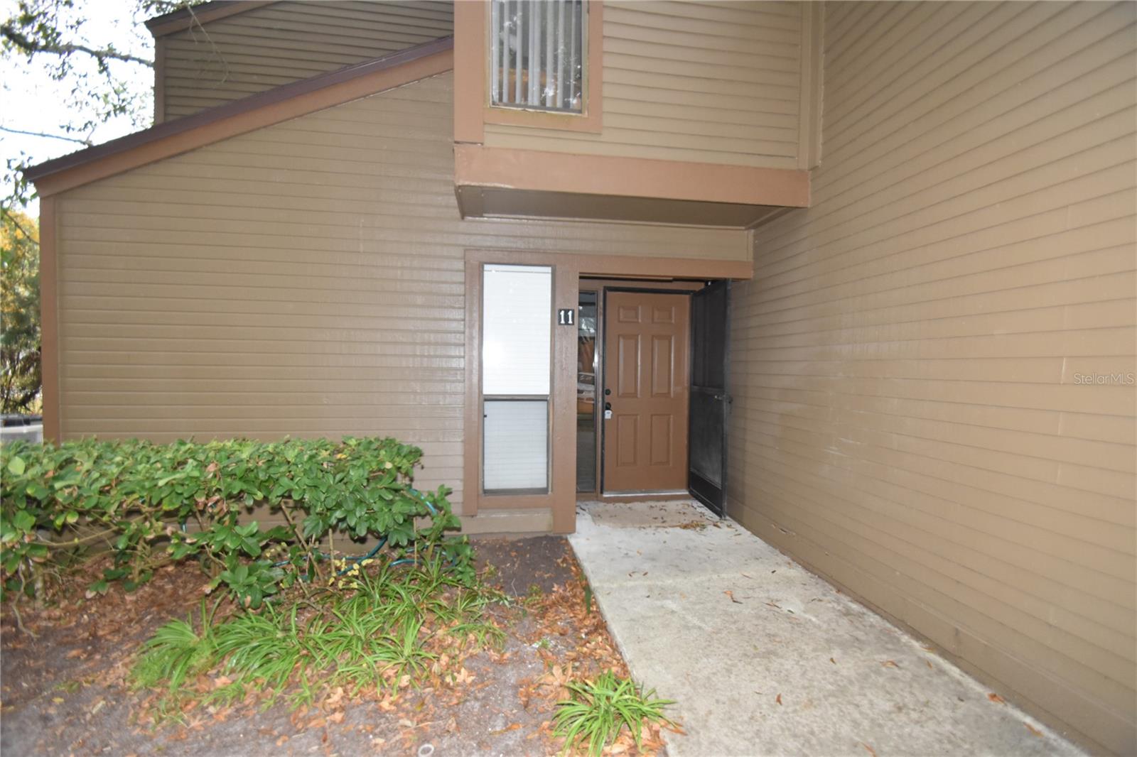 Image 38 of 41 For 11 Surrey Court 11