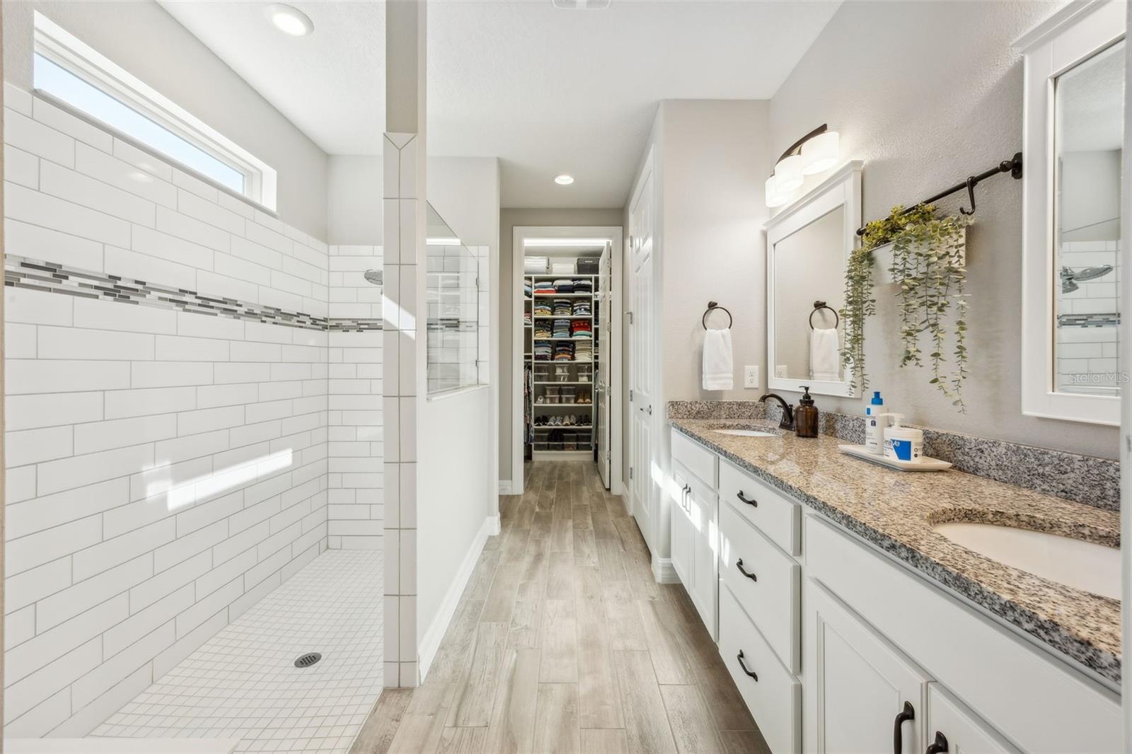 Image 31 of 88 For 76 Artist Oaks Court