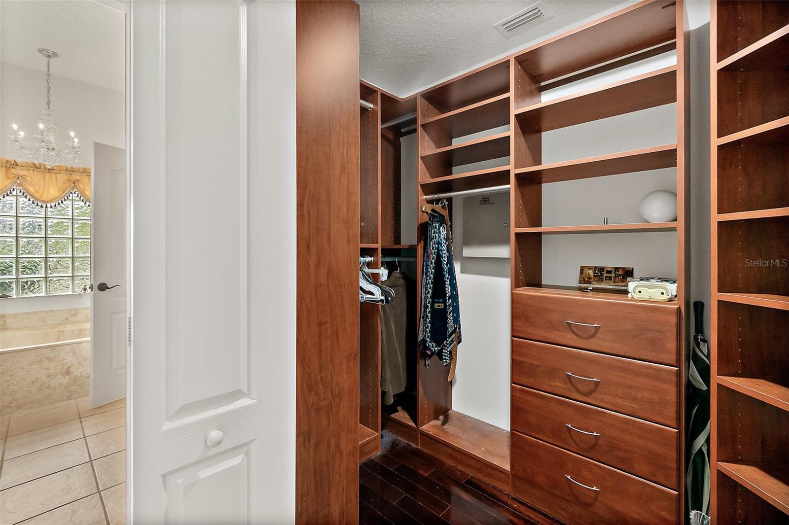 Image 32 of 59 For 2 Elliot Place