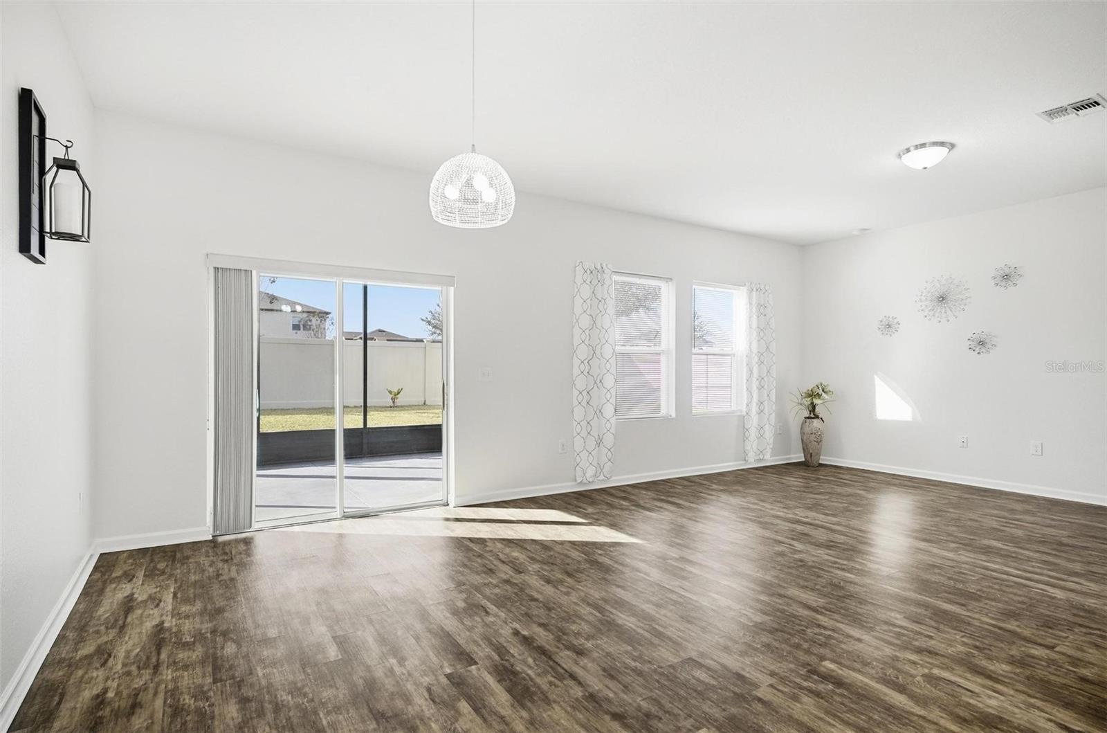 Image 17 of 58 For 367 Eaglecrest Drive