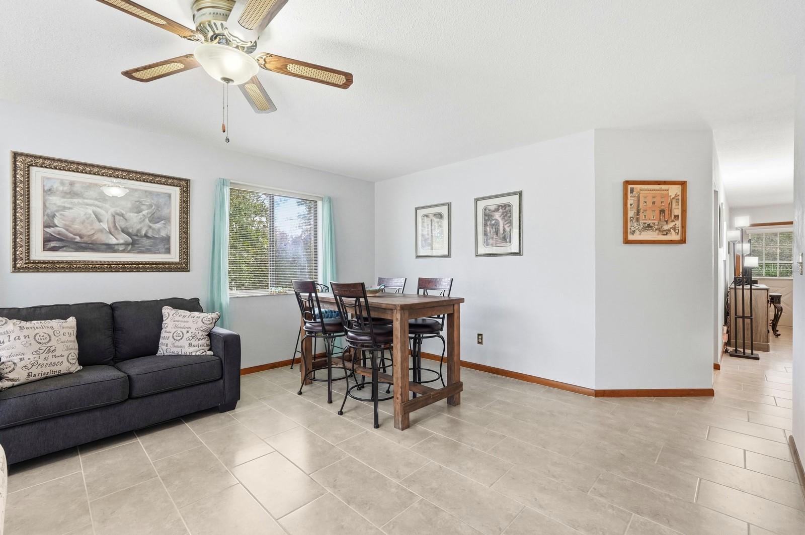 Image 10 of 43 For 11 Lakepoint Circle