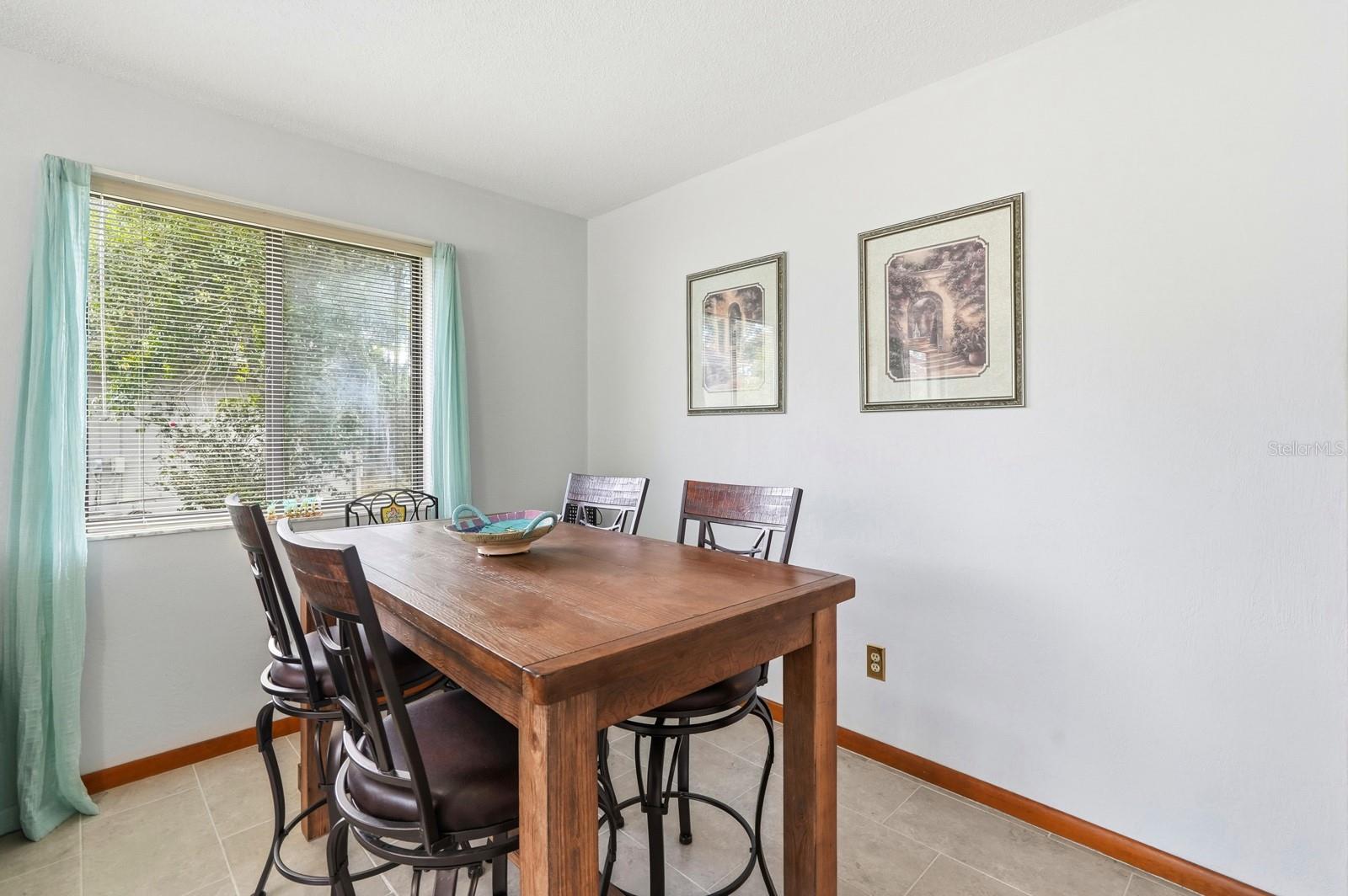 Image 11 of 43 For 11 Lakepoint Circle