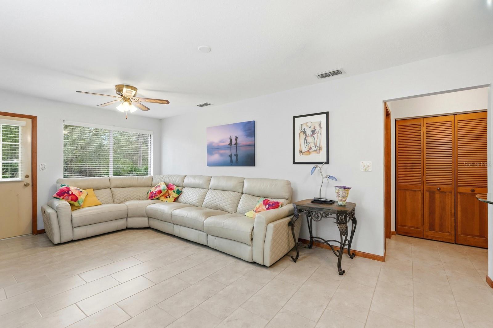 Image 14 of 43 For 11 Lakepoint Circle