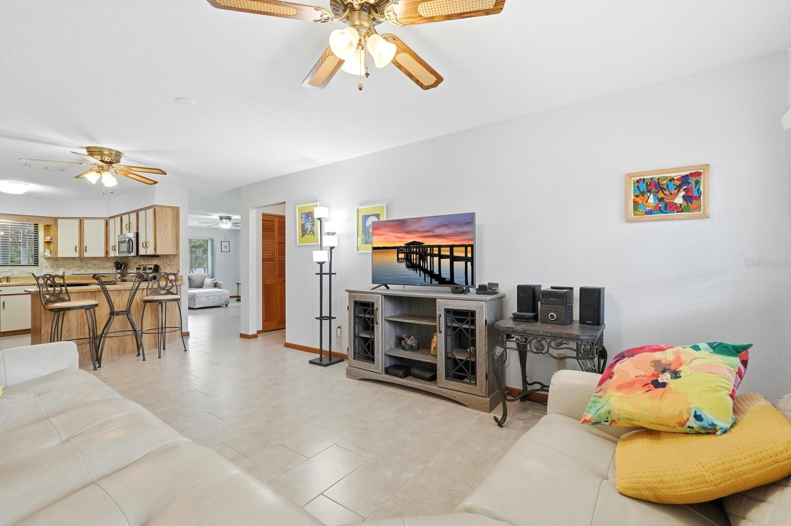 Image 16 of 43 For 11 Lakepoint Circle