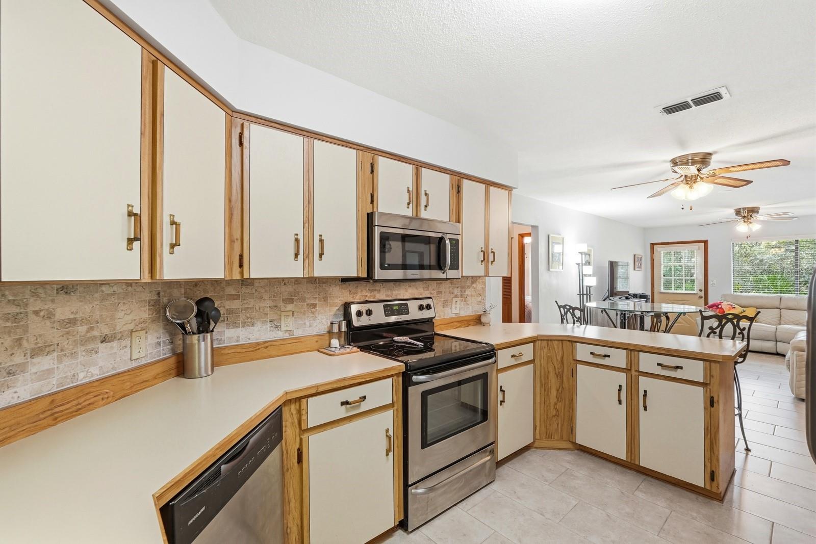 Image 18 of 43 For 11 Lakepoint Circle