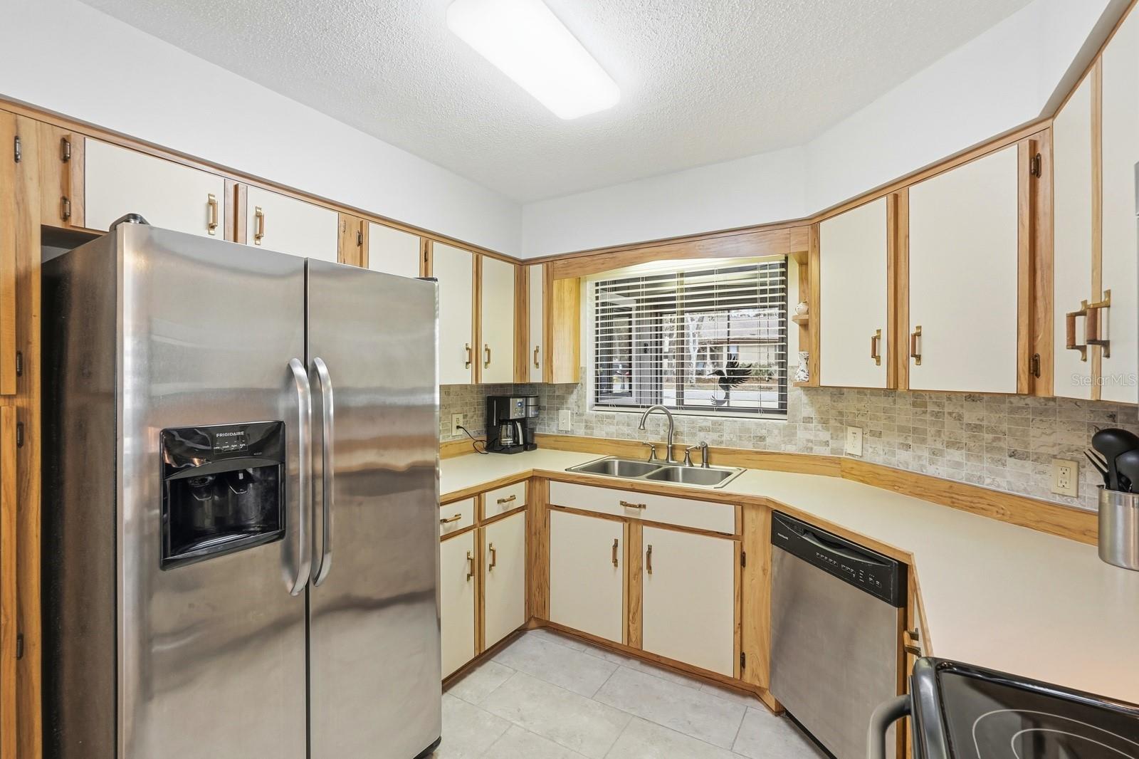 Image 19 of 43 For 11 Lakepoint Circle