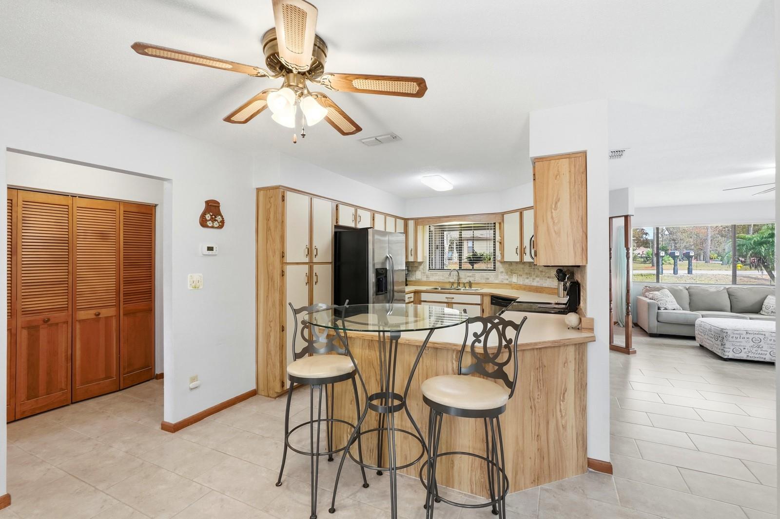 Image 22 of 43 For 11 Lakepoint Circle