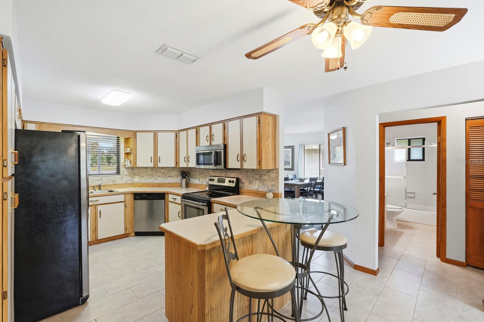 Image 23 of 43 For 11 Lakepoint Circle