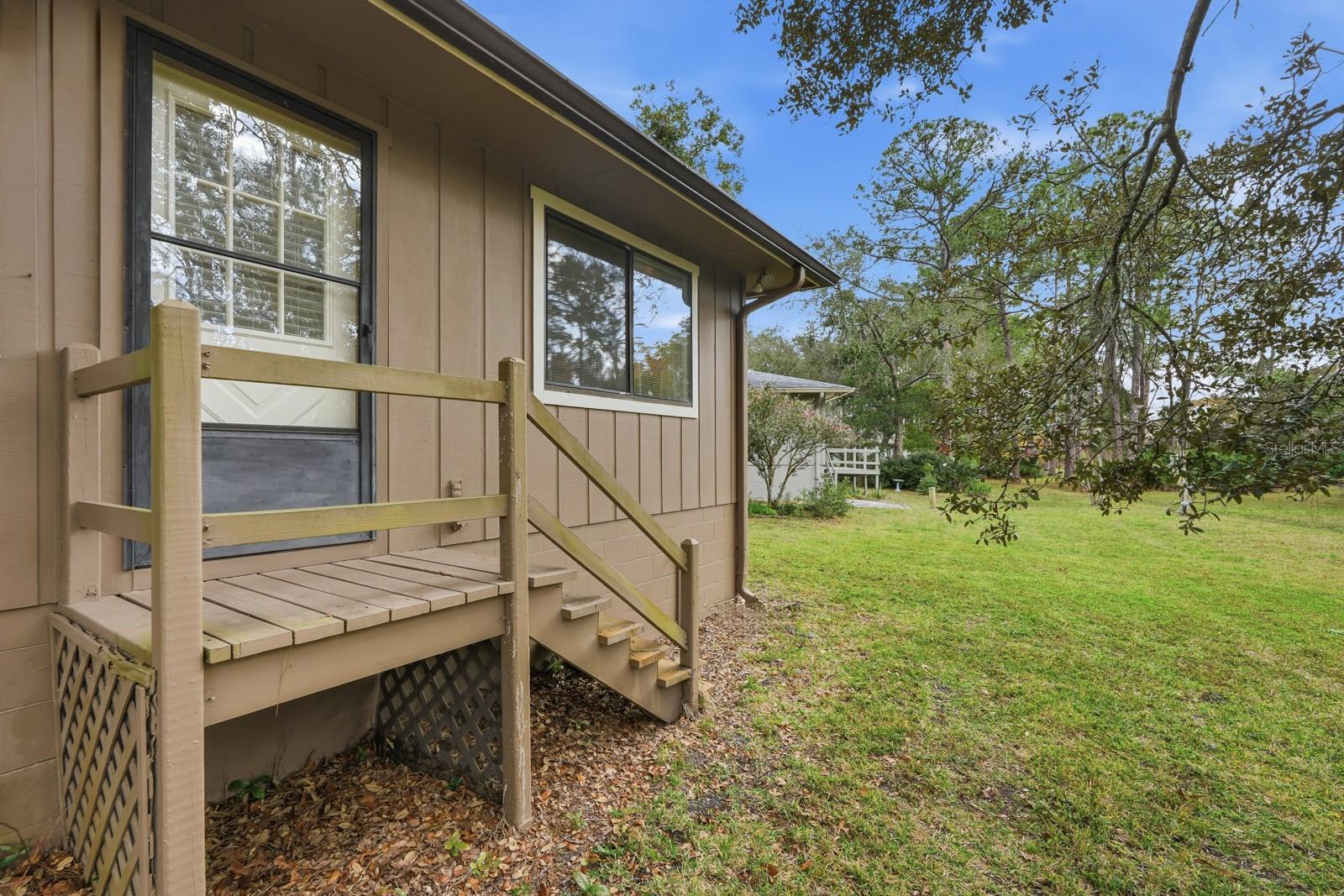 Image 33 of 43 For 11 Lakepoint Circle