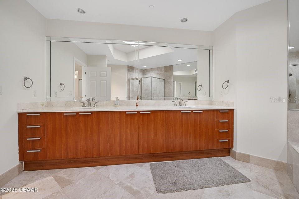 Image 11 of 56 For 231 Riverside Drive 2601-1