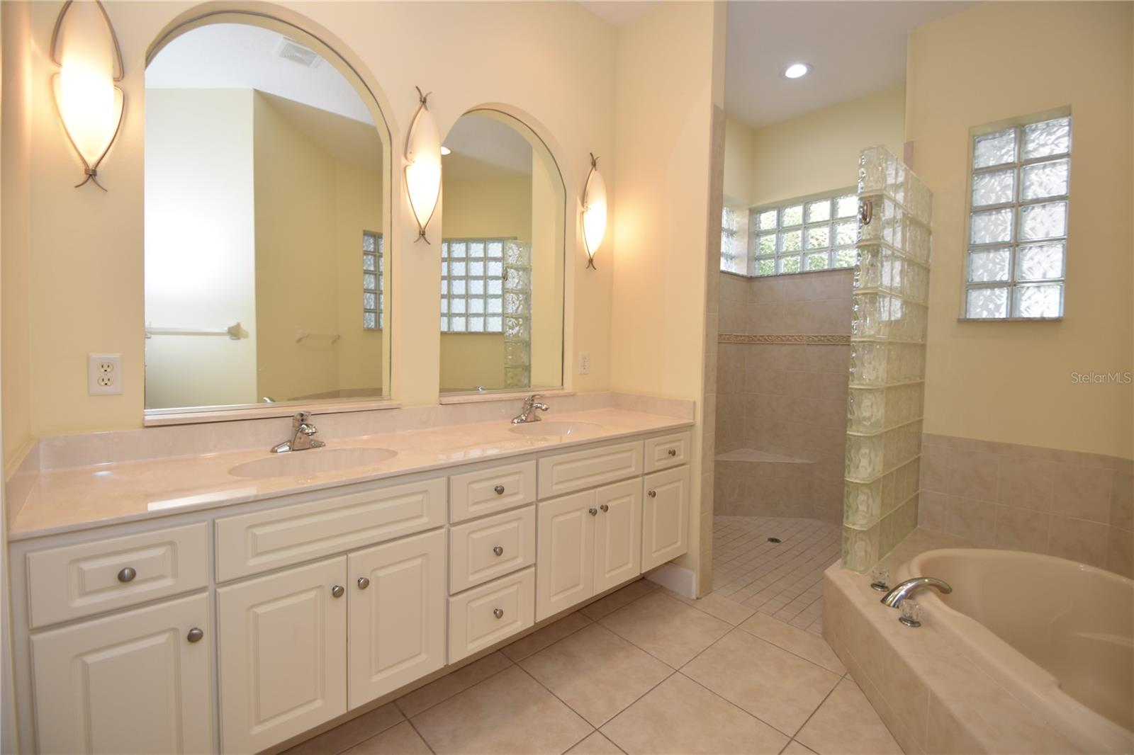 Image 23 of 66 For 17 Oasis Circle