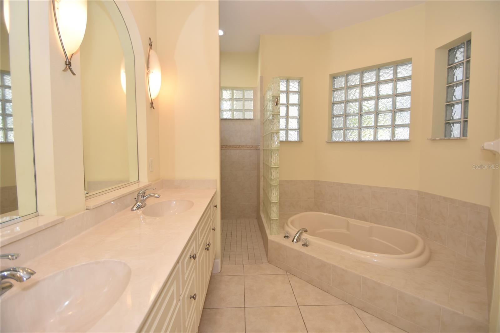 Image 25 of 66 For 17 Oasis Circle