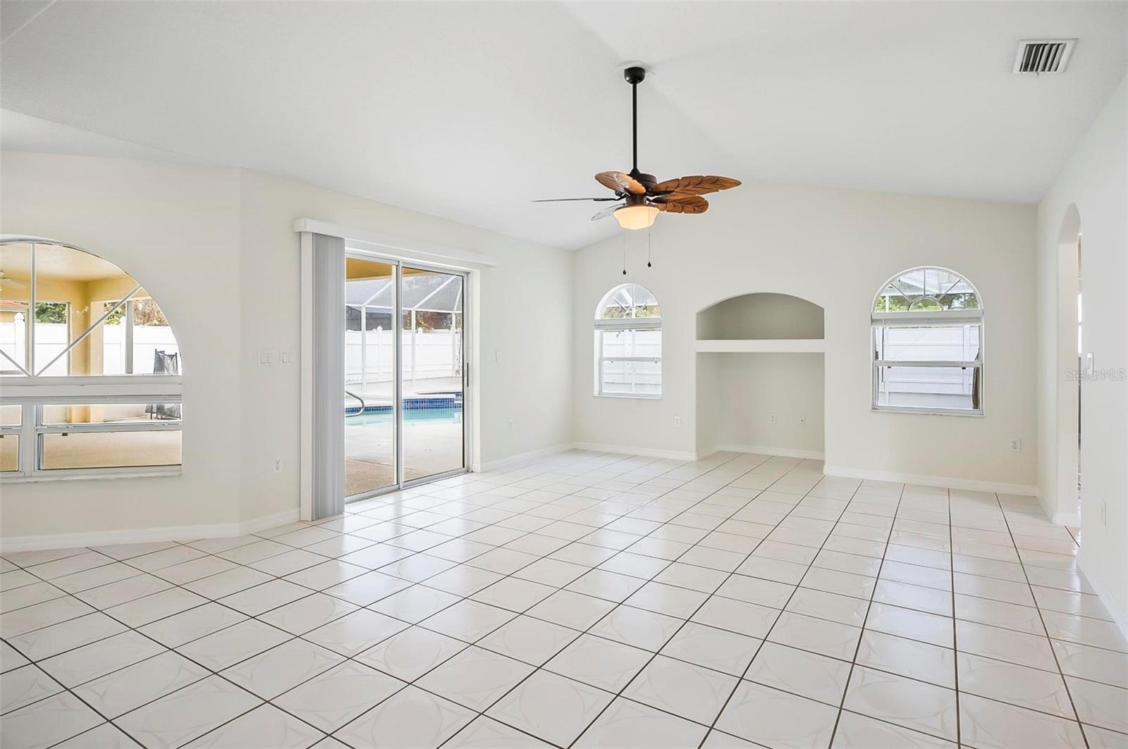 Image 19 of 69 For 43 Fallen Oak Lane