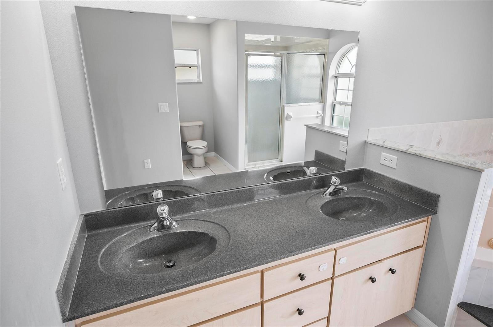 Image 42 of 69 For 43 Fallen Oak Lane