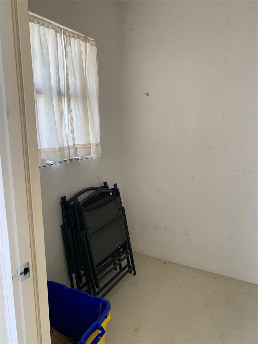 Image 17 of 26 For 9502 Chapman Oak Court