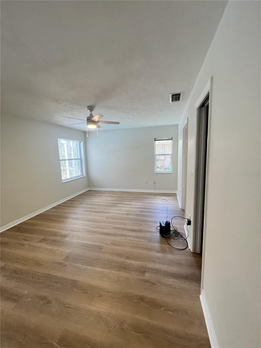 Listing photo id 3 for 5 Whittle Place