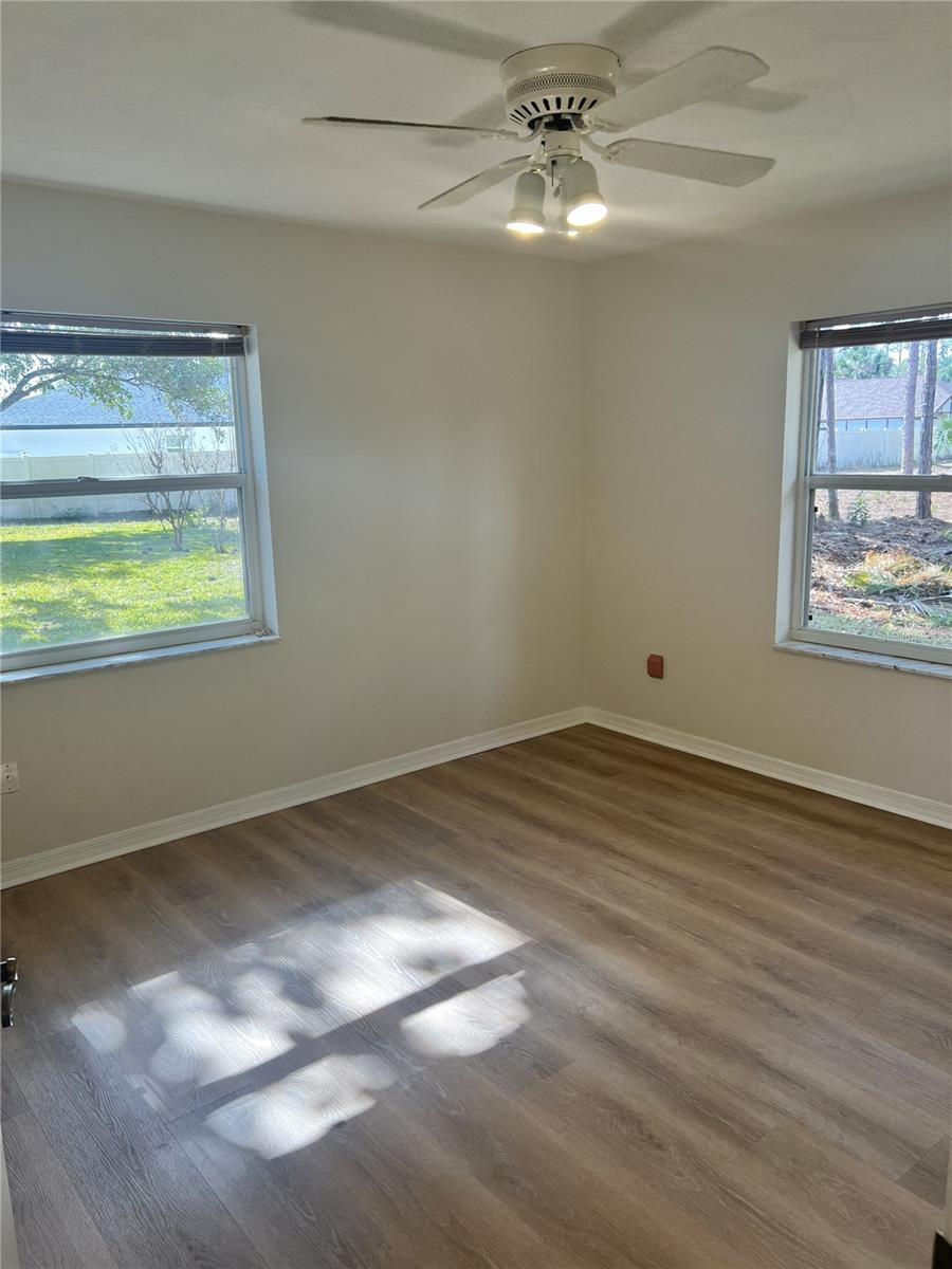 Listing photo id 7 for 5 Whittle Place