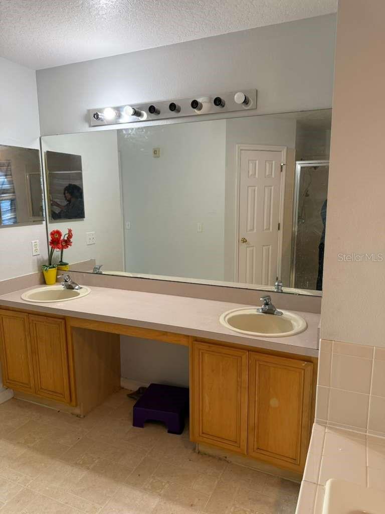 Image 17 of 26 For 401 Bloomfield Drive