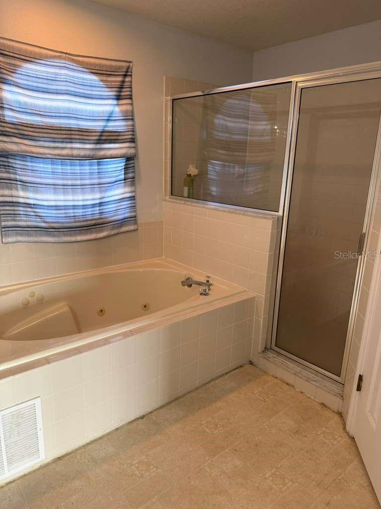 Image 18 of 26 For 401 Bloomfield Drive