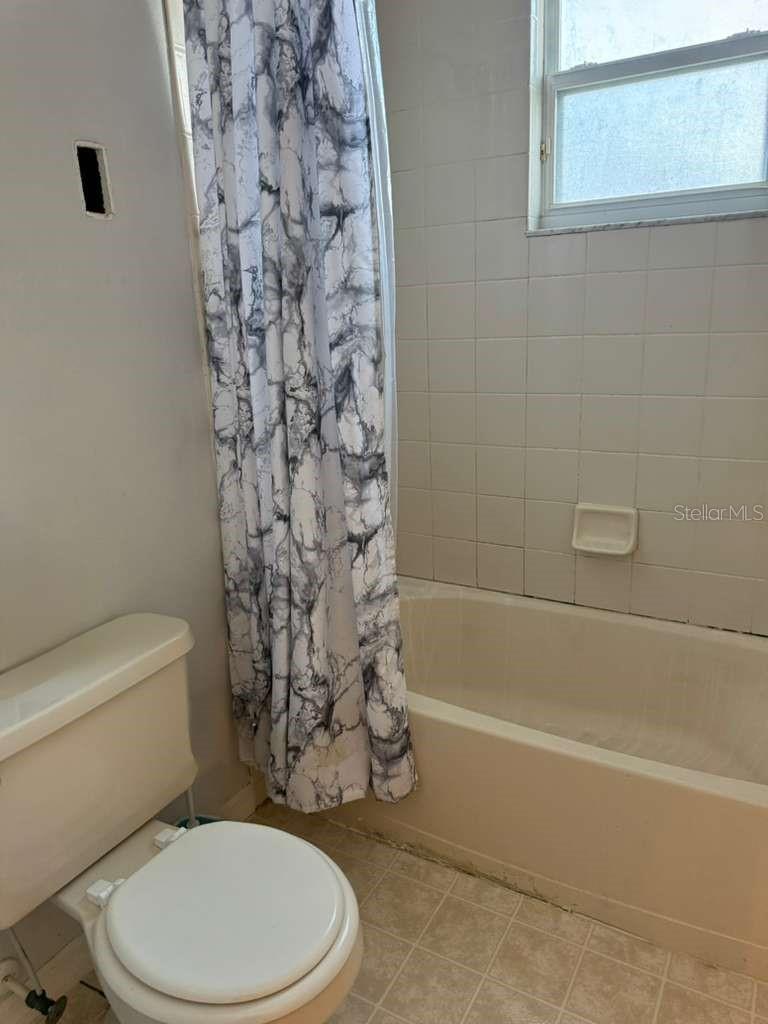 Image 21 of 26 For 401 Bloomfield Drive